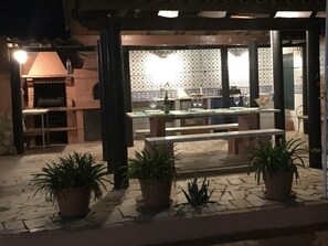 تناول الطعام بالخارج
