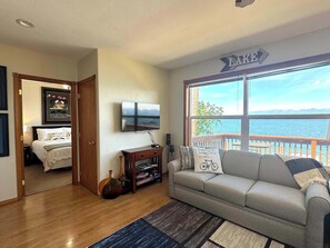 TV, offices - Old Goat Inn, Wonderful Cottage on Flathead Lake (Somers)