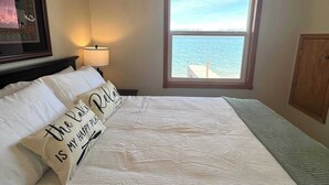 2 bedrooms, travel crib, WiFi, bed sheets - Old Goat Inn, Wonderful Cottage on Flathead Lake (Somers)