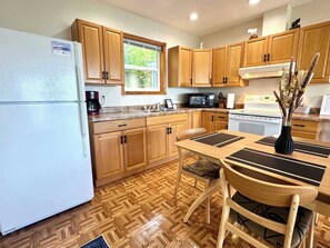 Fridge, microwave, oven, stovetop - Old Goat Inn, Wonderful Cottage on Flathead Lake (Somers)