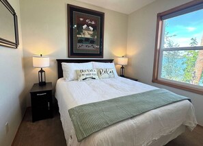 2 bedrooms, travel crib, WiFi, bed sheets - Old Goat Inn, Wonderful Cottage on Flathead Lake (Somers)