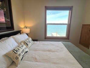 2 bedrooms, travel cot, WiFi, bed sheets - Old Goat Inn, Wonderful Cottage on Flathead Lake (Somers)