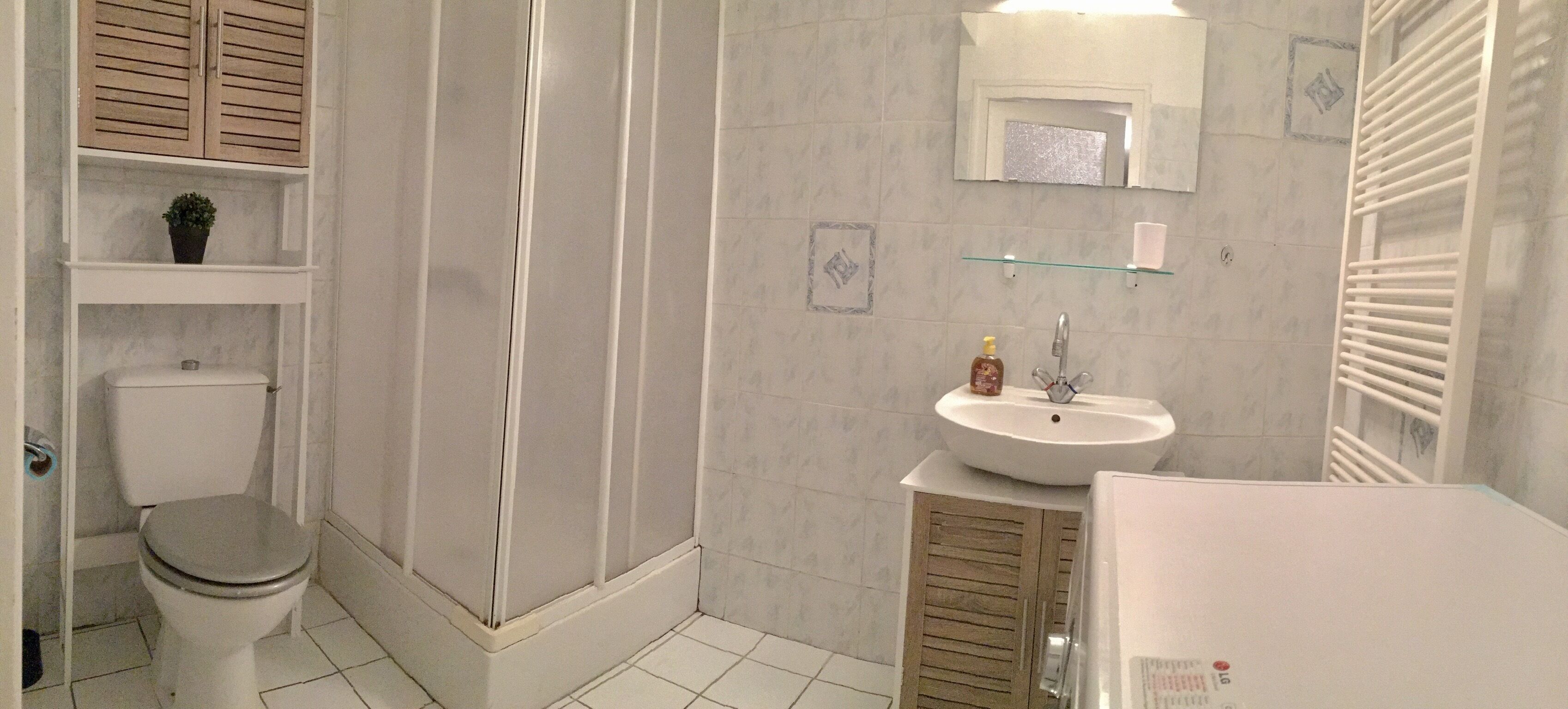 Set di cortesia gratuito, asciugacapelli, asciugamani, carta igienica