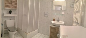 Articles de toilette gratuits, sèche-cheveux, serviettes fournies