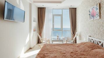 3 bedrooms, in-room safe, iron/ironing board, travel cot