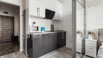 雪櫃、微波爐、爐具、電熱水壺