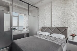3 bedrooms, in-room safe, iron/ironing board, travel crib