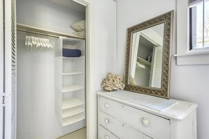 Family Cottage | Individually decorated, individually furnished, desk, laptop workspace