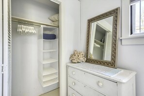 Family Cottage | 3 bedrooms, individually decorated, individually furnished, desk