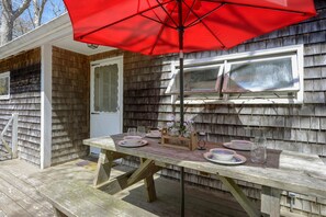 Terrace/patio - Oak Bluffs 3-Bed Cottage, Walk to Town (Oak Bluffs)