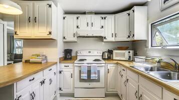 Family Cottage | Private kitchen | Fridge, microwave, oven, stovetop