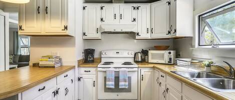 Casa de campo família | Cozinha privada | Geladeira, micro-ondas, fogão, cooktop