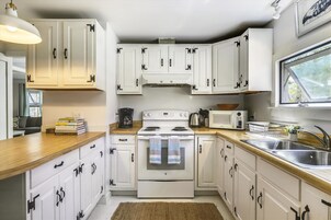 Family Cottage | Private kitchen | Fridge, microwave, oven, stovetop