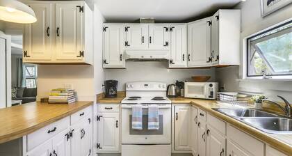 Oak Bluffs 3-Bed Cottage, Walk to Town