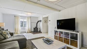 Family Cottage | Living room | Flat-screen TV, fireplace