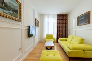 Executive-Zimmer | Wohnbereich | 40-Zoll-Flachbildfernseher mit Premium-TV-Sendern, Fernseher