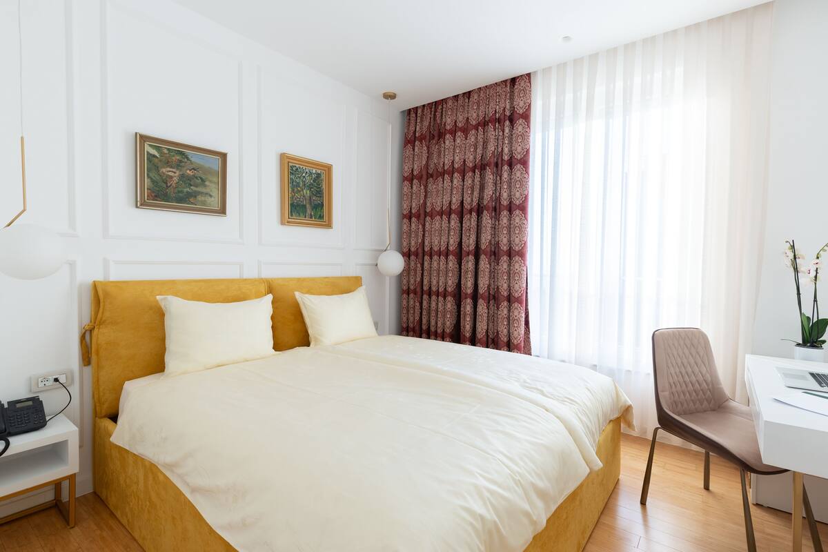Executive kamer | Een minibar, een kluis op de kamer, een bureau, geluiddichte muren