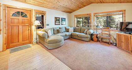 Four Bear's Lodge - Dog and Budget Friendly, Close to Trails, with Kids Bunks