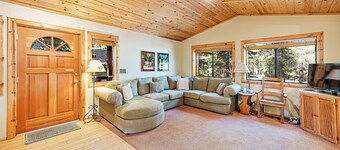 Four Bear's Lodge - Dog and Budget Friendly, Close to Trails, with Kids Bunks