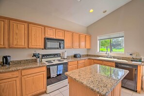 Fridge, microwave, oven, stovetop - Gated Golf community, 3 Bedrooms-2 Bath, Central location, w/ views of South MTN (Phoenix)