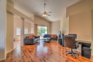 Smart TV, stereo, computer monitors, printers - Gated Golf community, 3 Bedrooms-2 Bath, Central location, w/ views of South MTN (Phoenix)