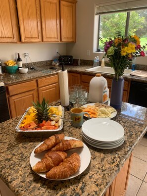 Fridge, microwave, oven, stovetop - Gated Golf community, 3 Bedrooms-2 Bath, Central location, w/ views of South MTN (Phoenix)