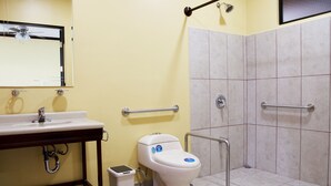 A bathroom with a sink, toilet, and shower area. - Vivens Bed & Breakfast Sarchi (Sarchí Sur)