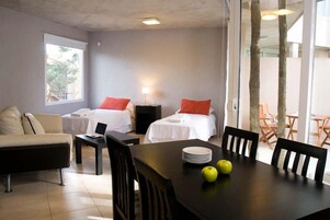 Caja de seguridad en la habitación y muebles diferentes 