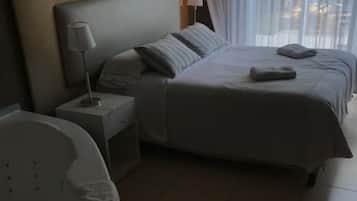 Habitación doble económica | 2 habitaciones, caja de seguridad en la habitación y muebles diferentes