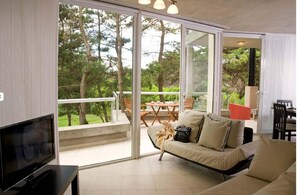 En 32-tommers LCD-TV med kabel-kanaler samt TV