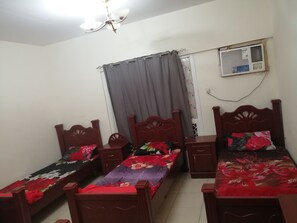 ห้องพักรวม, ผู้ชายเท่านั้น | 1 ห้องนอน, เตารีด/โต๊ะรีดผ้า, ผ้าปูที่นอน