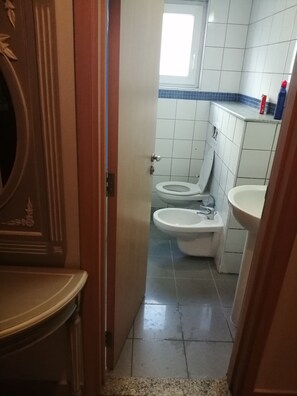 อ่างอาบน้ำและฝักบัวแยกจากกัน, เรนชาวเวอร์, ไดร์เป่าผม, ผ้าเช็ดตัว