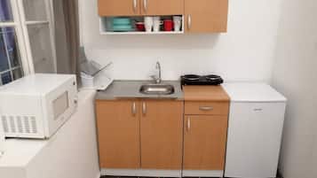 Refrigerador, microondas, parrilla de estufa y cafetera y tetera
