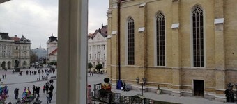 Suite à la place centrale donnant sur la cathédrale