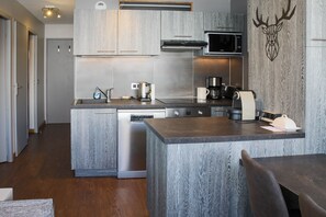 ثلاجة، ميكروويف، فرن، موقد طهي مسطح