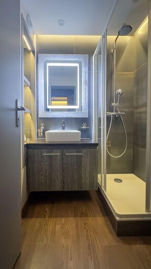 Shower, hair dryer, toilet paper - Rare in Les Menuires, beautifully renovated 3-room apartment with ski-in ski-out (LES MENUIRES)