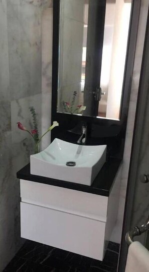 Toallas, jabón, papel de baño 