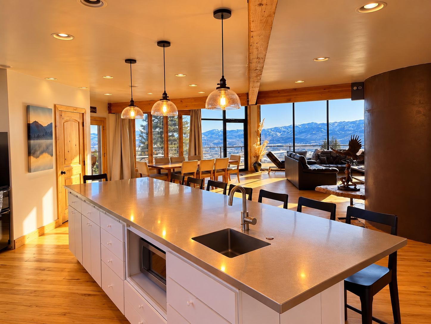 Een moderne keuken met een groot eiland, houten kastjes en hanglampen.