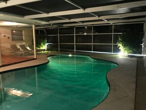 Alberca al aire libre y alberca climatizada