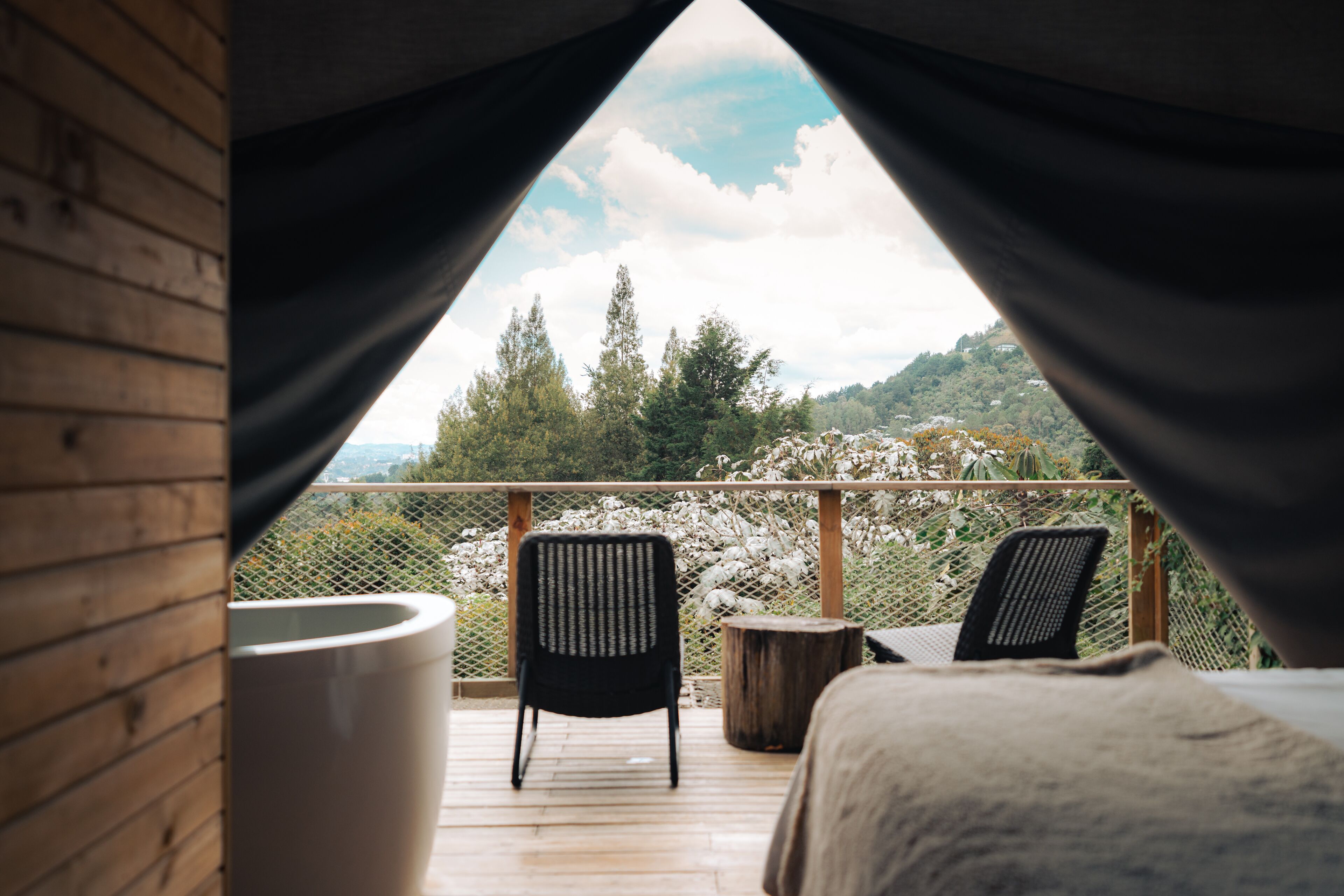 Glamp 1 | Roupas de cama premium, frigobar, individualmente decorados