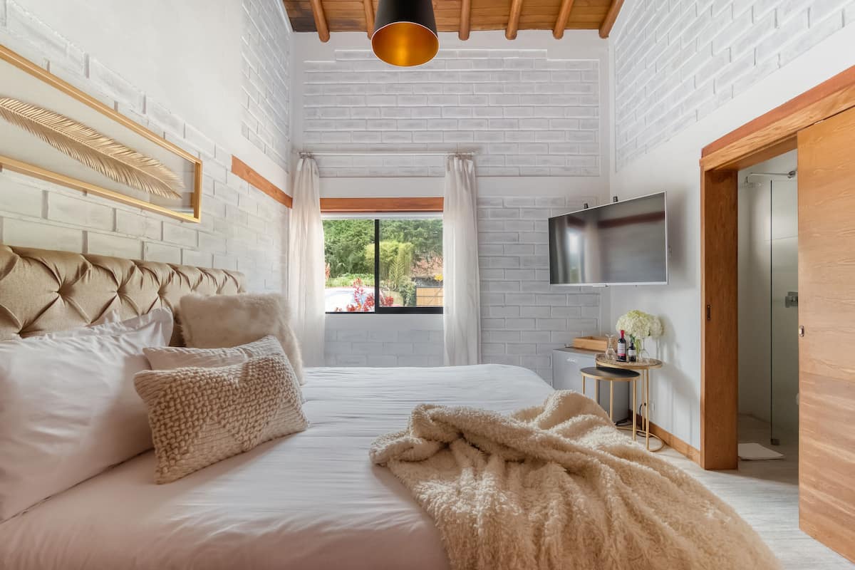 Premium bedding, minibar, blackout drapes, WiFi (free)