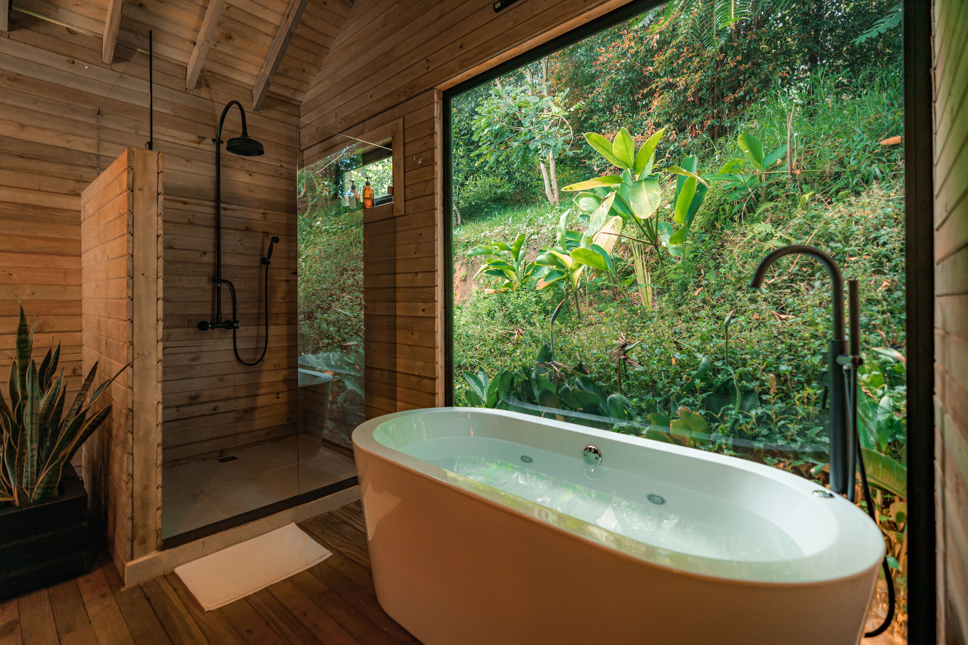 signature cabin | bathroom | towels, soap, shampoo, toilet paper