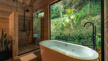 Signature Cabin | Bathroom | Towels, soap, shampoo, toilet paper