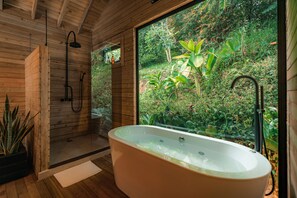 Cabane Signature | Salle de bain | Serviettes fournies, savon, shampoing, papier toilette