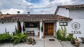 Vista frontal de la propiedad