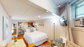 1 quarto, escrivaninha, ferros/tábuas de passar roupa, berço de viagem