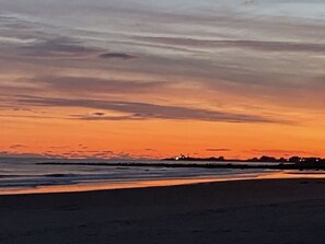 Una spiaggia nelle vicinanze, lettini da mare, teli da spiaggia