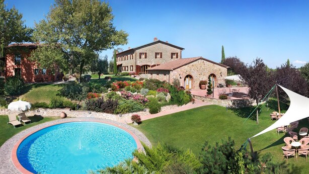 A house with a swimming pool, garden, and outdoor seating area. - Four leaf clover - Salvia (4 + 2) (Gambassi Terme)
