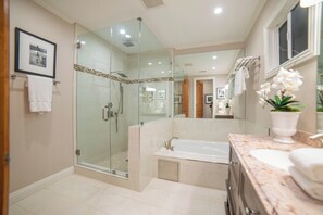 Een bad/douchecombinatie, een haardroger, een bidet, handdoeken