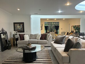 Smart-TV, Kamin, Bücher, Stereoanlage